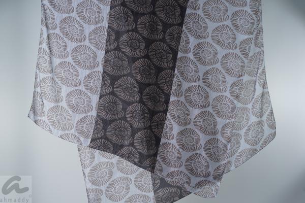 AHMADDY Seidentuch Ammonit schwarz mocca graublau